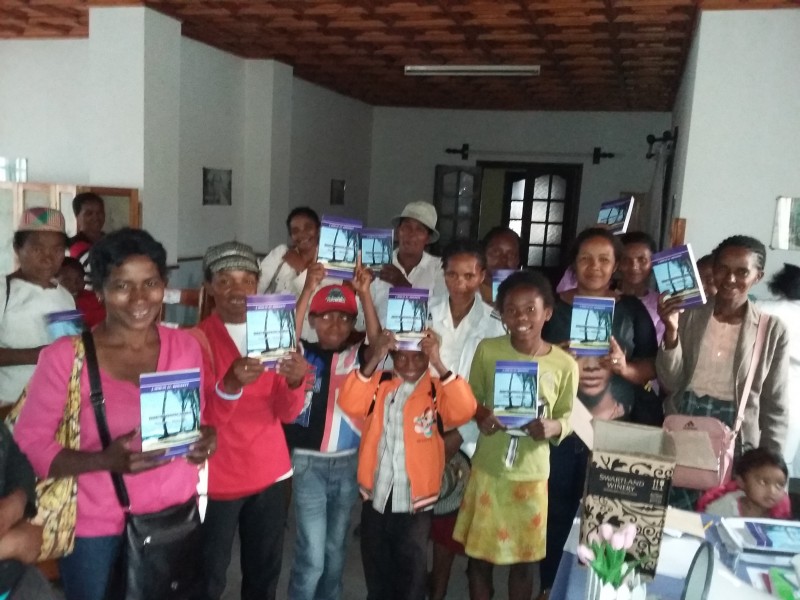 Photo prise lors de la remise des dictionnaires 